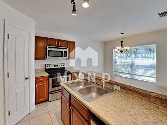 5839 Meadowpark Plaza - Lithia, FL