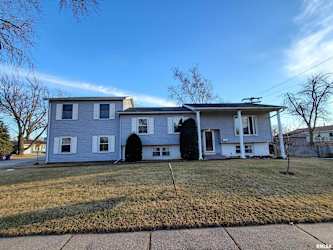 2107 Tanglefoot Ln - Bettendorf, IA