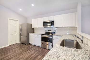 2675 Hawk Ridge Ct - Kentwood, MI