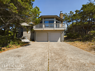 26 Dune Point Dr - Lincoln Beach, OR