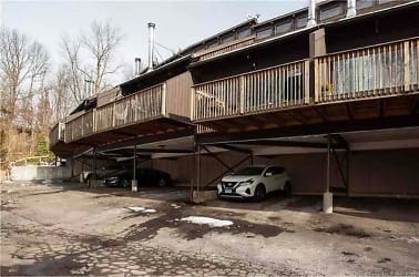 15 Country Squire Dr unit J - Cromwell, CT