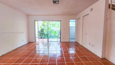 11 Edgewater Dr #8 - Coral Gables, FL