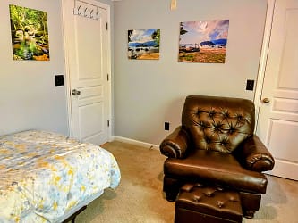 1625 Elmwood Ct unit Study/Bedroom - Charlottesville, VA