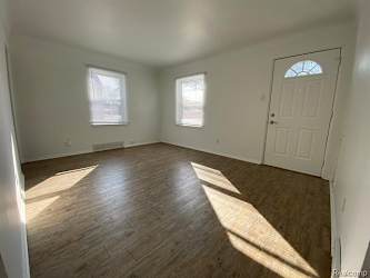 24650 Cloverlawn St - Oak Park, MI