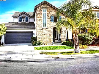 2465 Mojave Dr - Brentwood, CA