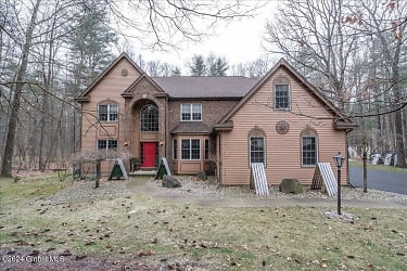 25 Rolling Brook Dr - Saratoga Springs, NY