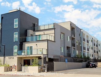 13713 Oxnard St. Apartments - Van Nuys, CA