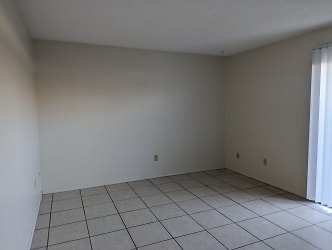 1811 Lacey St unit 12 - Bakersfield, CA