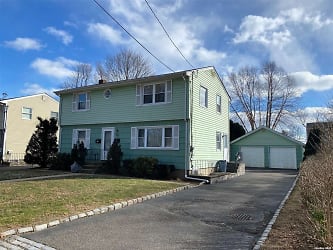 50 Grand Pl - East Northport, NY
