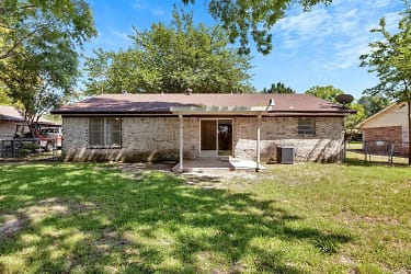 205 Collins Dr - Terrell, TX