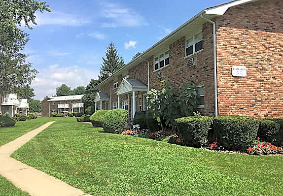 Maple Crest Garden Apartments At Dix Hill Deer Park Ny 11729