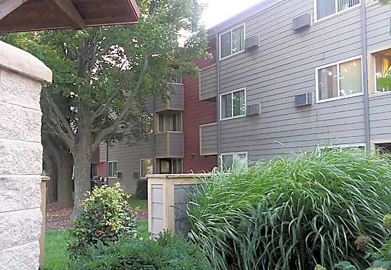 Round Barn Manor Apartments Champaign Il 61821