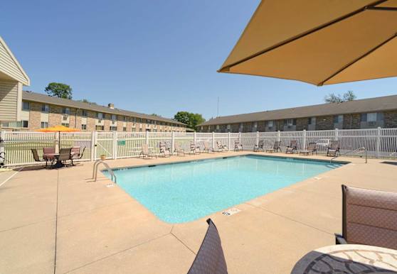 Wildwood Pool Apartments - Cedar Rapids, IA 52402