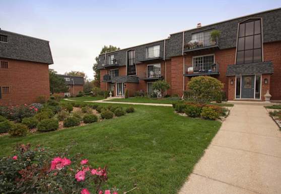 Brittany Court Apartments - La Grange Highlands, IL 60525