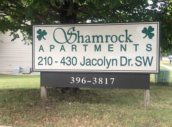 Arrowridge And Shamrock Apartments - Cedar Rapids, IA