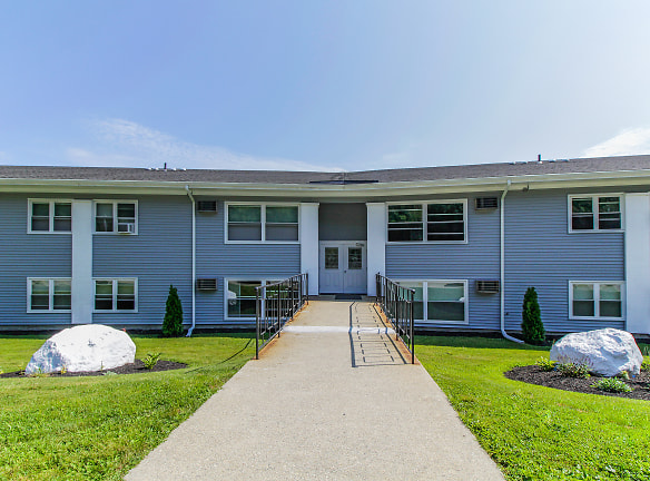 Country Manor - Pomfret Apartments - Pomfret, CT