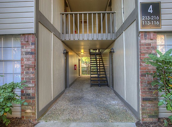 Chenal Place - 1812 Reservoir Rd - Little Rock, AR Apartments for Rent