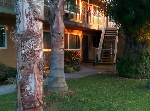 Villa Los Pinos Apartments - Whittier, CA
