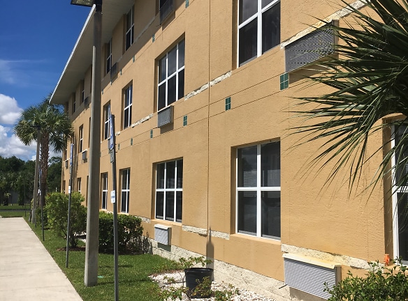 Palm Harbor Apartments - North Fort Myers, FL