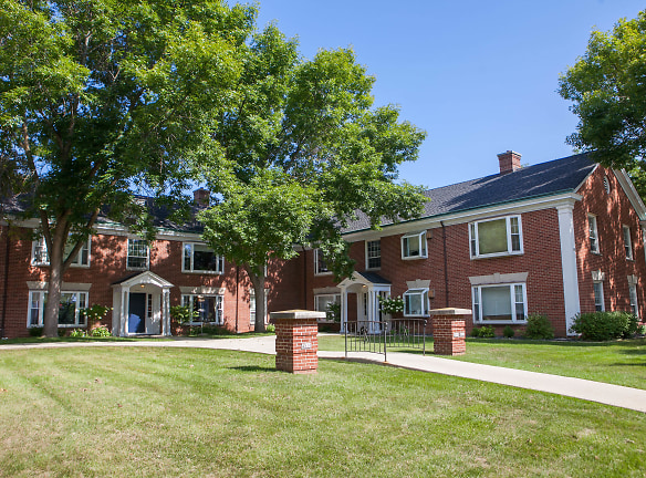 Colonial Court Apartments - Shorewood, WI