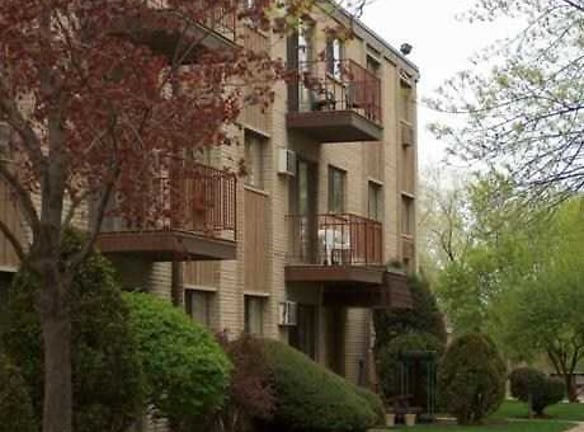 Chateau Royale Apartments - Waukegan, IL