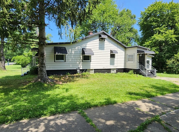 3777 Irving Park Ave - Woodmere, OH