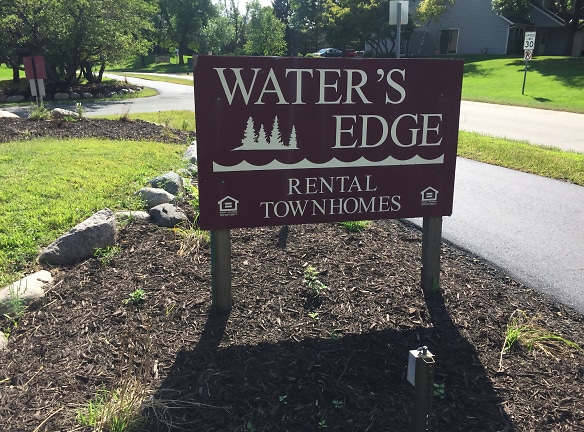 Water's Edge Townhomes Apartments - Chaska, MN