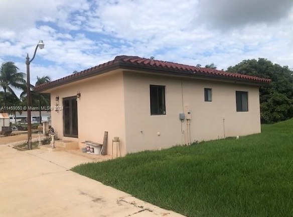 12801 NW 2nd St #COTTAGE - Miami, FL