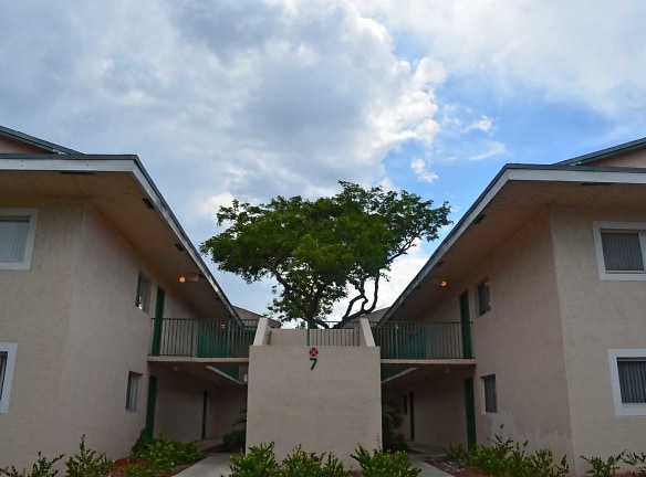 Palm Island Club Apartments - Tamarac, FL