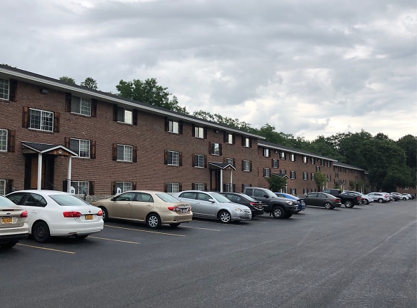 Carriage House East Apartments - Manlius, NY
