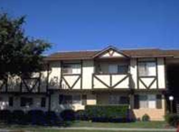 Country Club Apartments - Oceanside, CA
