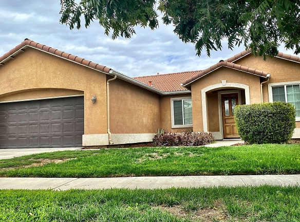 2022 Muscat Ave - Tulare, CA