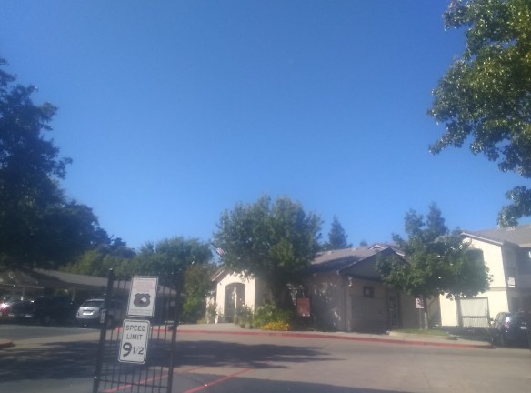 Whispering Oaks Apartments - Vacaville, CA