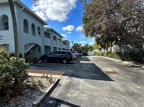 4611 Poinciana St #8 - Lauderdale By The Sea, FL