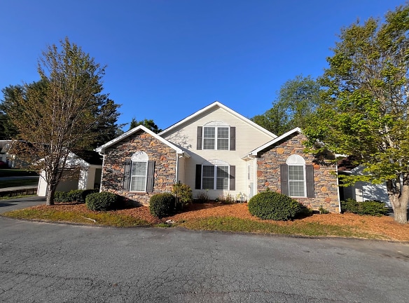 74 Turnabout Ln - Hendersonville, NC
