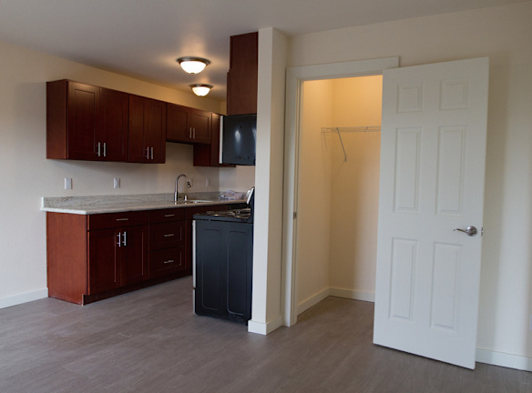 2501 Thorndyke Ave W unit 205 - Seattle, WA