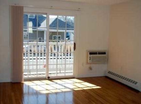 12 Summer Street Apartments - Manchester By The Sea, MA
