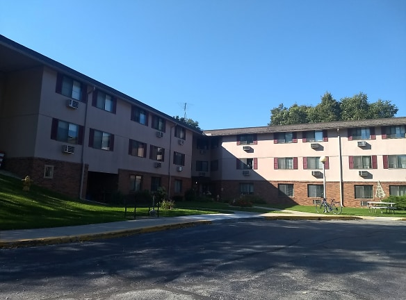 River Hill Apartments - Manitowoc, WI