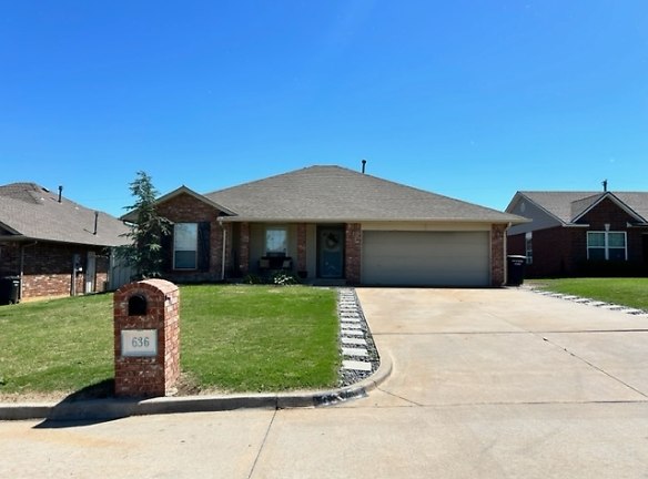 636 NW 21st St - Moore, OK