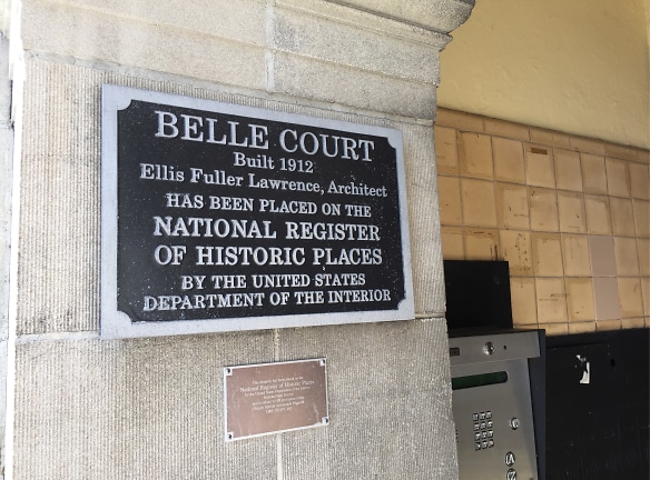Belle Court Apartments - Portland, OR