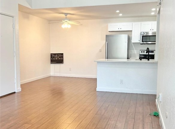 8801 Independence Ave #25 - Los Angeles, CA