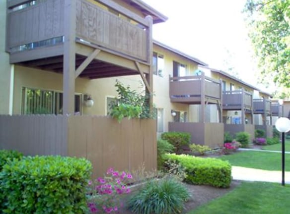 Briarwood Apartments - Clovis, CA