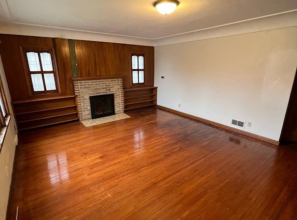 2515 Iowa St - Cedar Falls, IA