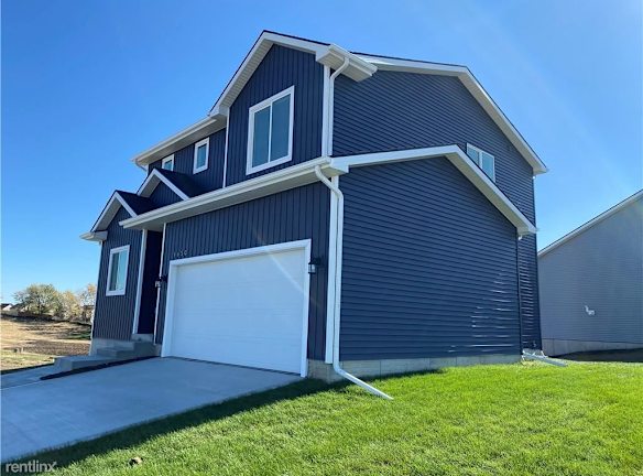 16615 Oakwood Dr - Urbandale, IA