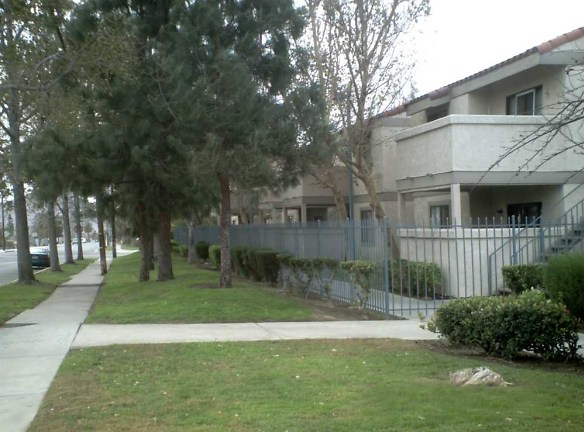 Las Brisas Apartments - Fontana, CA