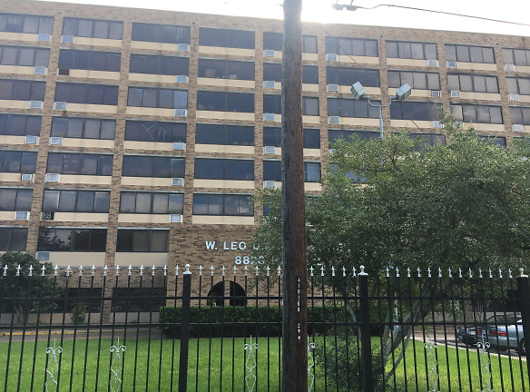 W Leo Daniels Tower Apartments - Houston, TX