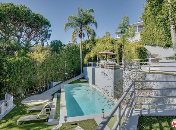 8954 St Ives Dr - Los Angeles, CA