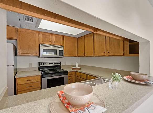 Summertree Place Apartments - Odessa, TX