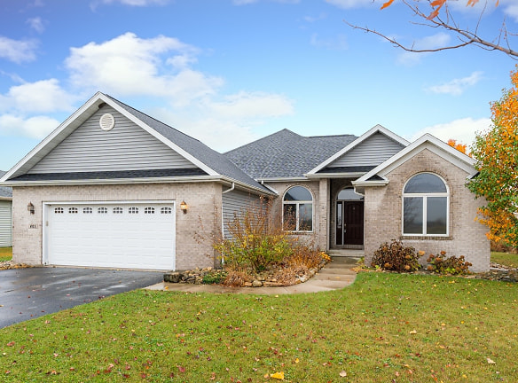 203 Chesterfield Dr - Waterman, IL