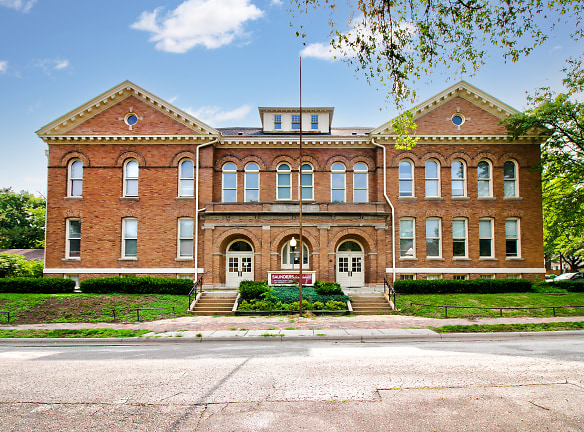 Saunders School Apartments - Omaha, NE
